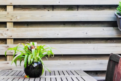 Ogrodzeniowe panele ogrodowe – kilka słów o drewnianych płotach…