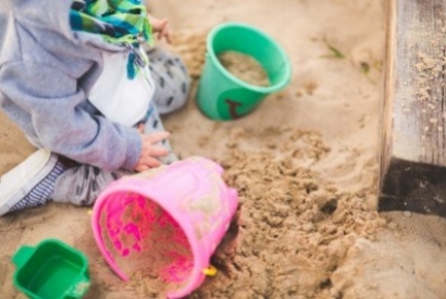 Zabawy w piasku - jak sprawić sobie w ogrodzie mini piaskownicę
